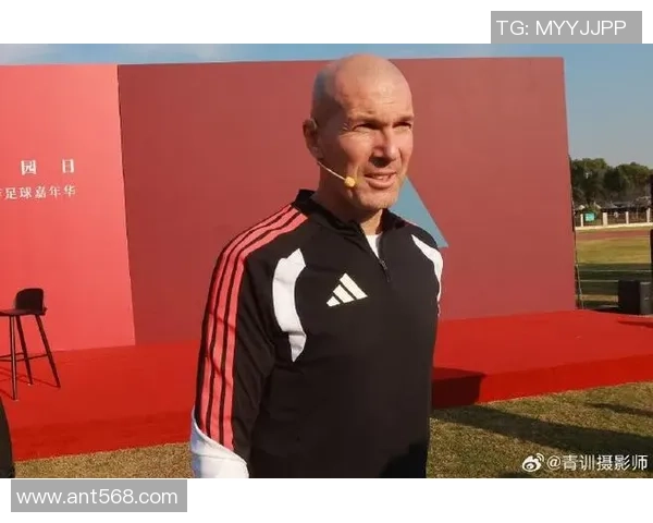 足球巨星化身慈祥老头形象展现别样人生魅力与温暖风采